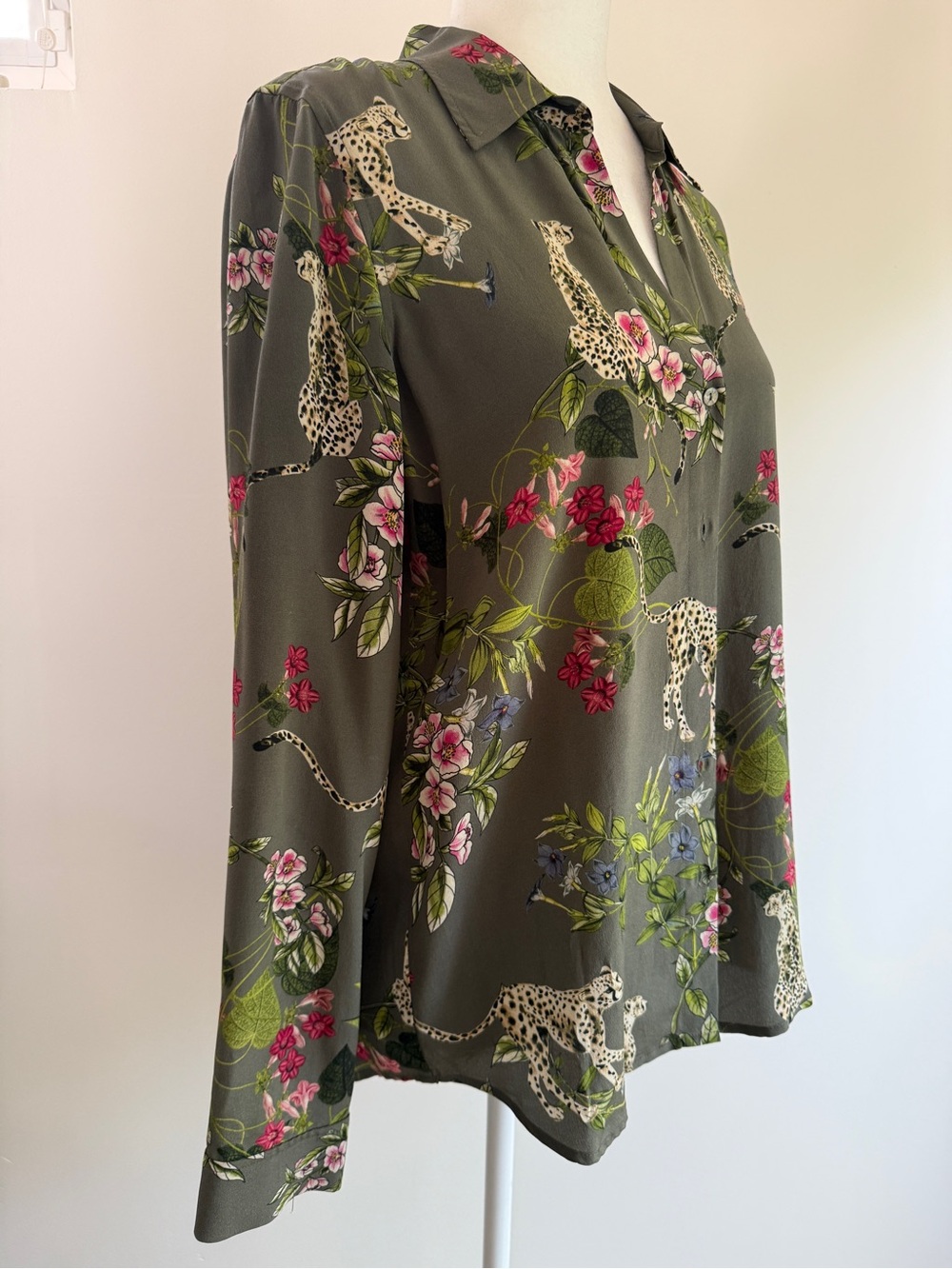 L'AGENCE Nina Jungle Print 100% Silk Button-Down Blouse - Size Small - Picture 8 of 10